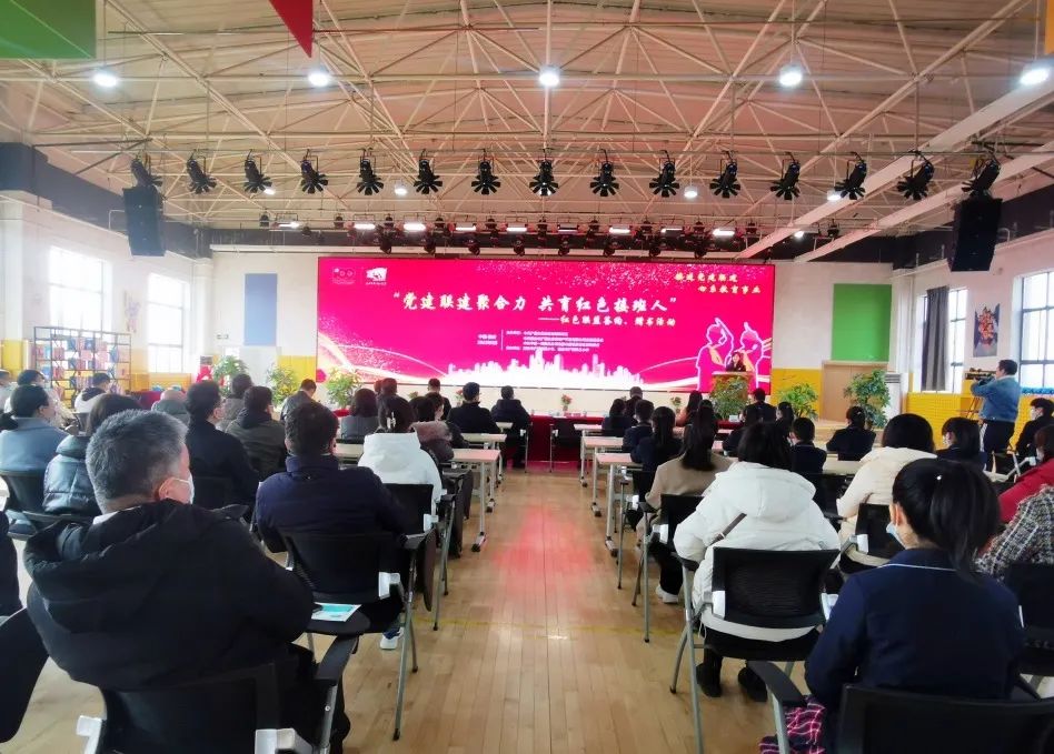 中建一局西北公司与西安市浐灞生态房地产开发有限公司开展“红色联盟”签约及赠书活动.jpg