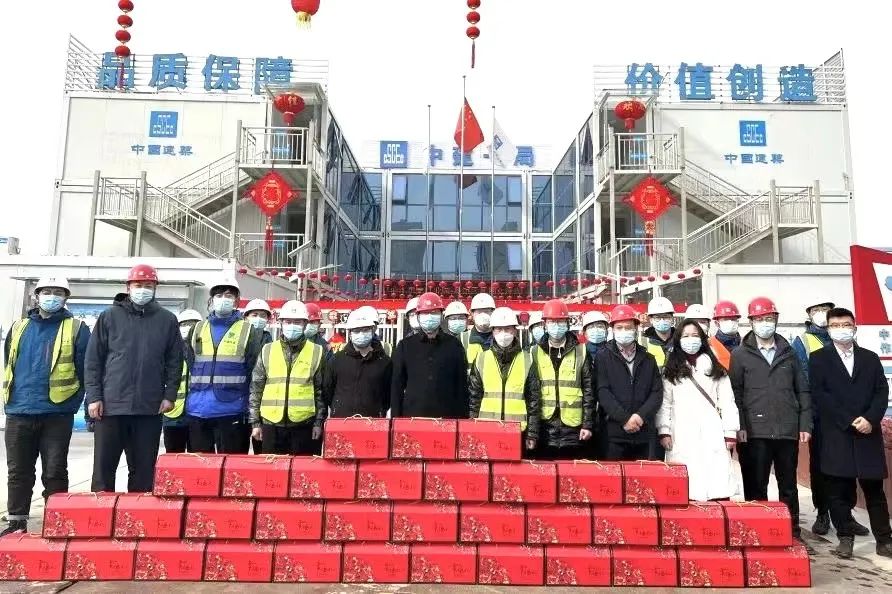 中建一局西北公司联合曲江文化集团、曲江建设集团、电竞发展公司慰问项目“就地过年”建设者.jpg